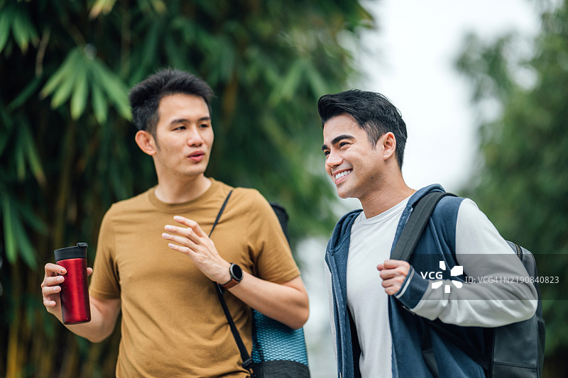 聊天与漫步：朋友们在行动图片素材