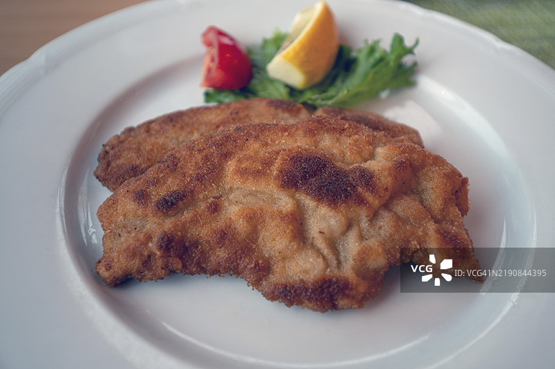 巴伐利亚，德国，欧洲的维也纳风味炸肉排盛在盘子里图片素材