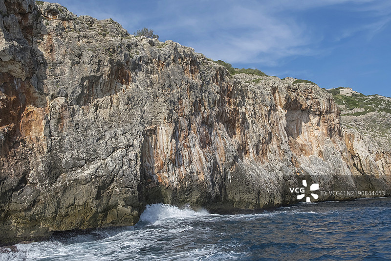 意大利阿普利亚州萨伦托的圣玛利亚迪莱乌卡附近的悬崖图片素材