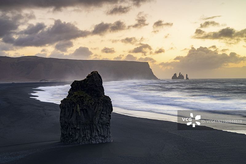 从迪尔霍拉伊角俯瞰日出,雷尼斯德兰加尔岩石群和雷尼斯菲亚特山,维克镇,南部,冰岛,欧洲图片素材