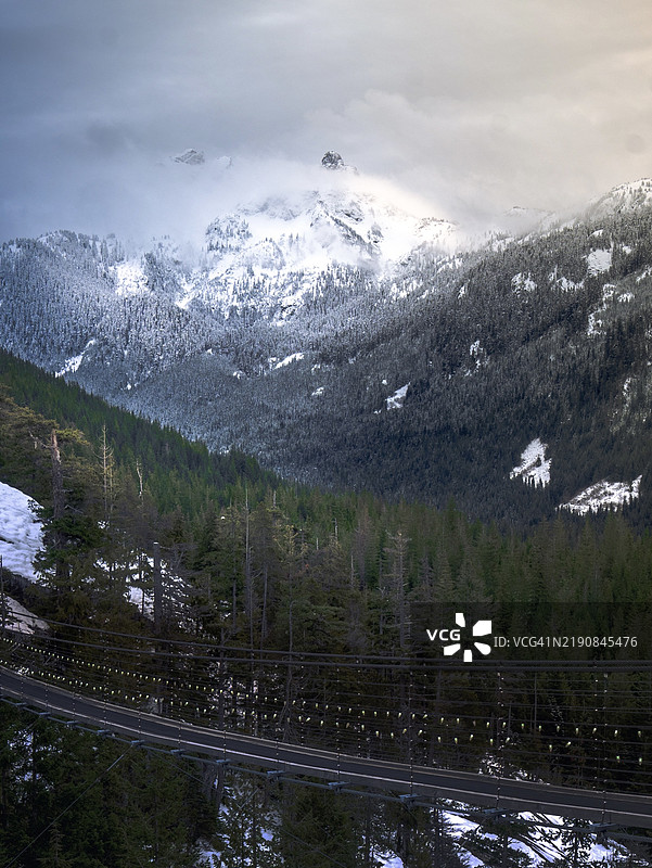 雪山环绕的湖泊美景，背景是蓝天，位于加拿大不列颠哥伦比亚省的斯阔米什。图片素材
