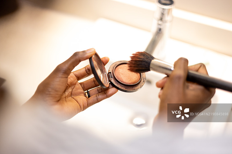 一位女性的手握着画笔，休斯顿，德克萨斯州，美国图片素材