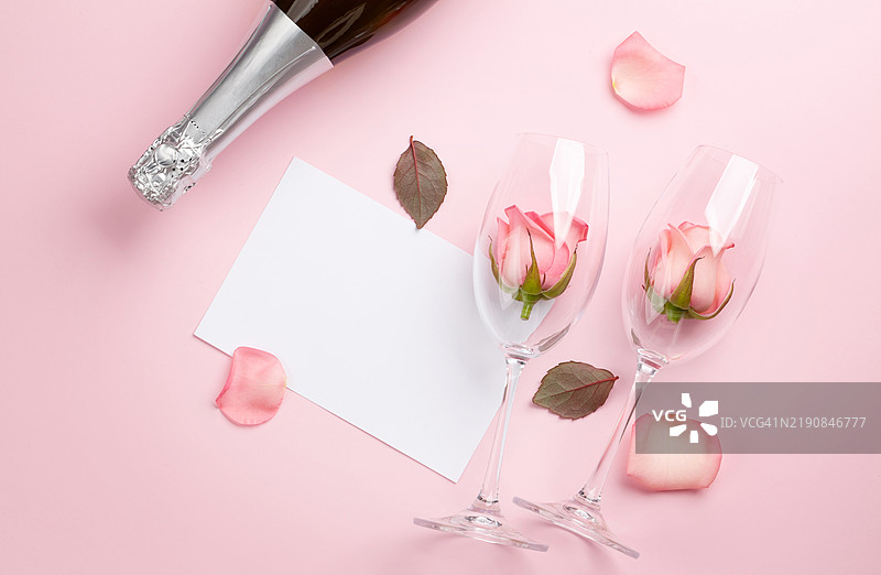 粉色背景上高角度拍摄的酒瓶和药物， 美国， 美国图片素材