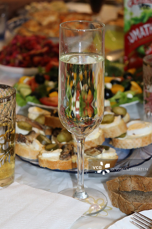 桌子上的酒和餐巾的特写图片素材