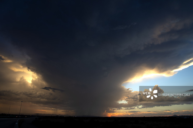 亚利桑那州，美国，日落时分的戏剧性天空美景图片素材