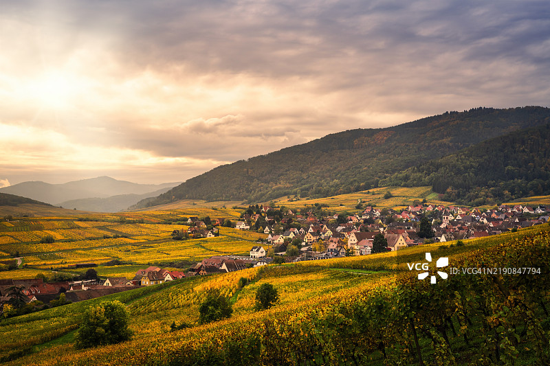 田野与山脉在天空下的美丽景色图片素材