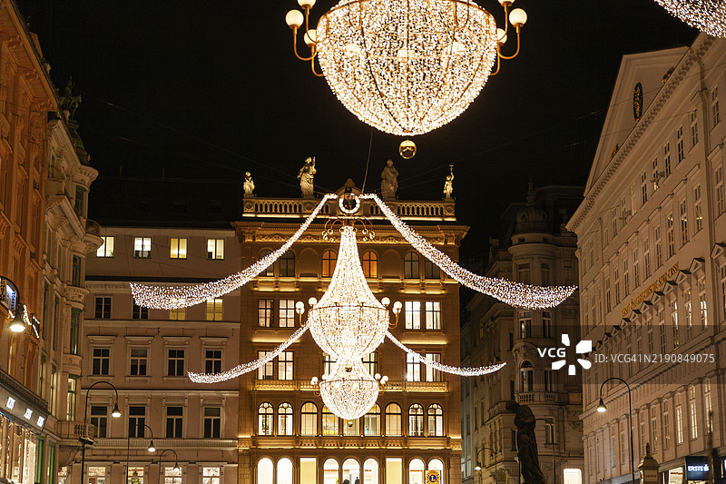 维也纳阿尔格拉本街的圣诞气氛，灯光璀璨的街道图片素材