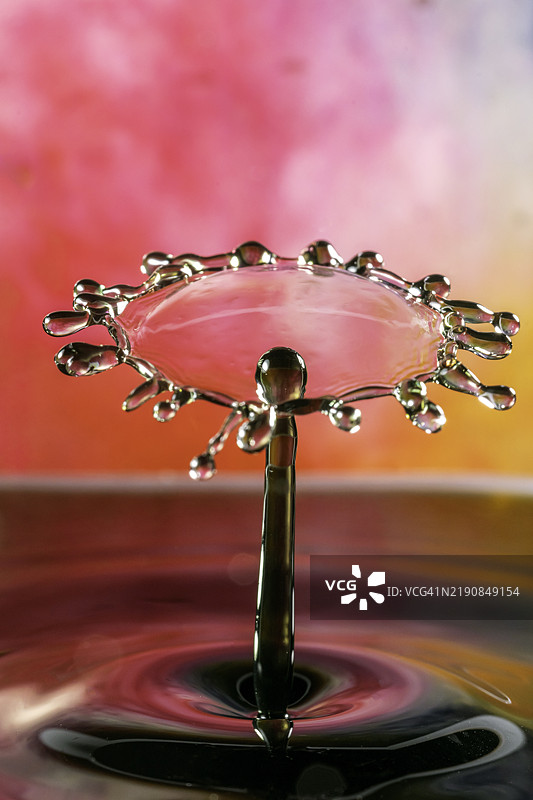 飞溅水滴的特写镜头图片素材