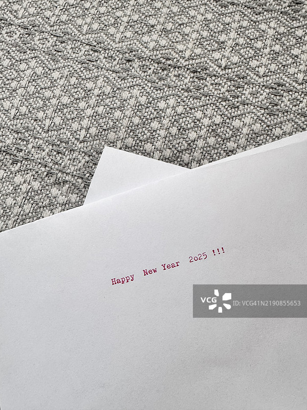在白纸上用打字机打出的：2025新年快乐图片素材