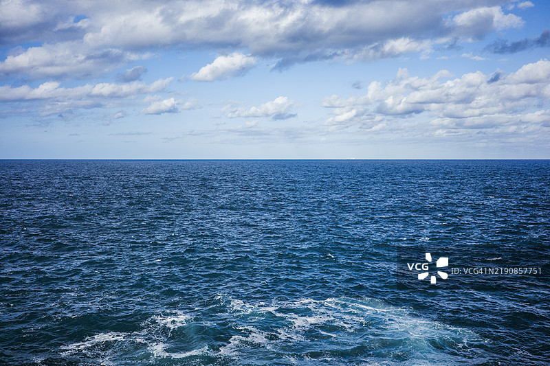 蓝色海洋地平线和天空，海洋表面纹理背景图片素材
