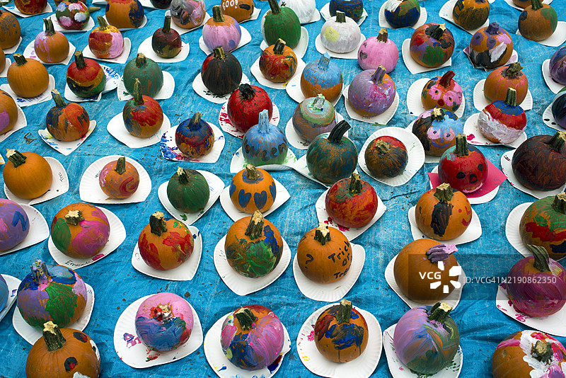 迷你南瓜、葫芦，儿童在纽约波特华盛顿的万圣节庆典上绘制。图片素材