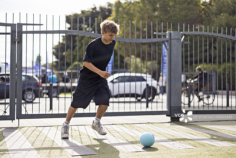 在法国阿尔卑斯-海洋省尼斯的帕永长廊上踢足球的青少年图片素材