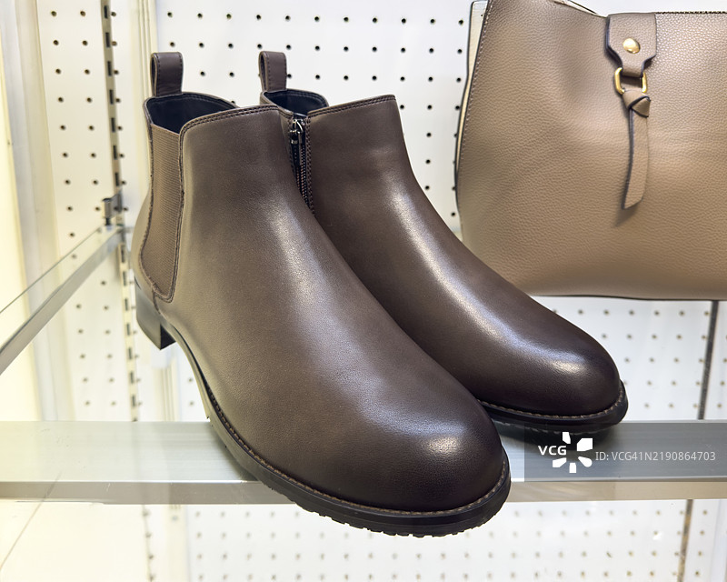 棕色皮革切尔西靴图片素材