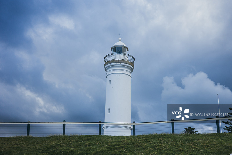 澳大利亚新南威尔士州的基亚马白色灯塔在多云的日子里图片素材