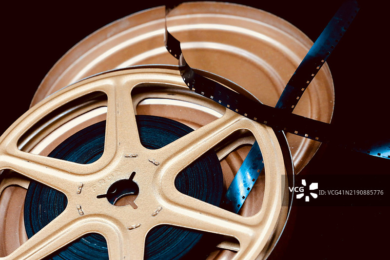 黑色背景上的胶卷图片素材