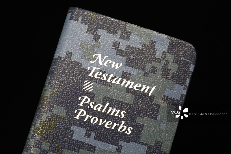 战场上为武装部队设计的迷彩圣经图片素材