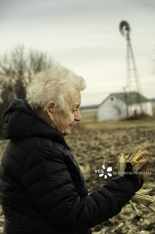 年长女性回忆往昔图片素材