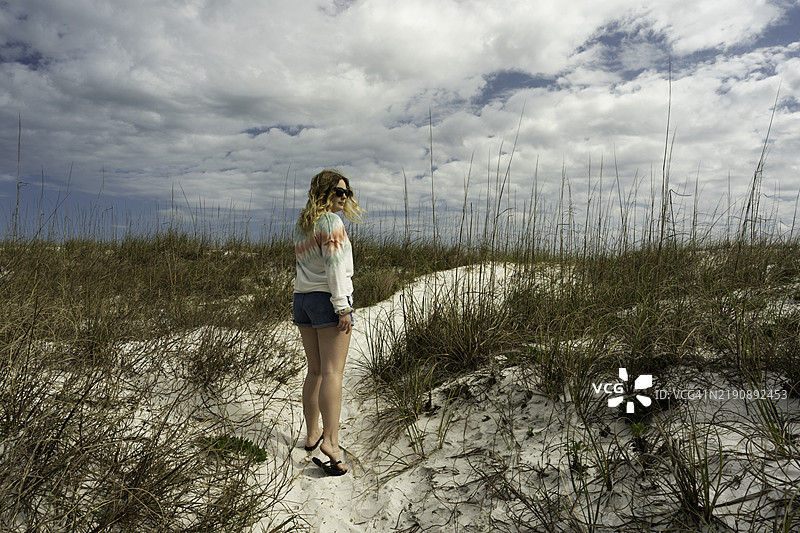 在佛罗里达州彭萨科拉海滩探索沙丘图片素材