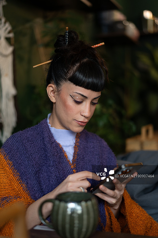 年轻女性在圣诞节期间使用智能手机图片素材