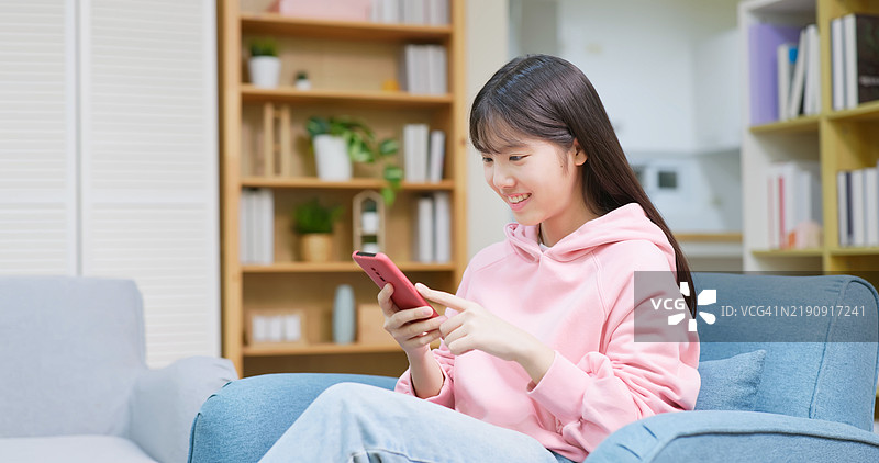 亚洲青少年使用智能手机图片素材