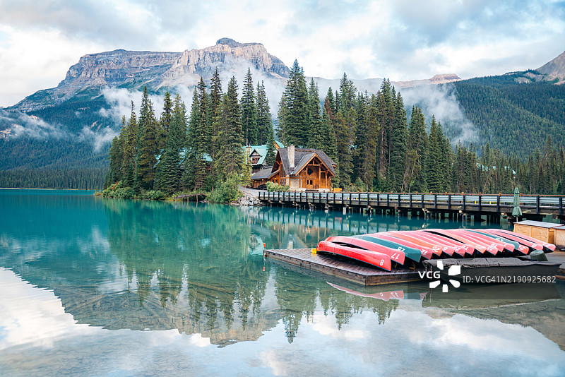 加拿大不列颠哥伦比亚省约霍国家公园翡翠湖的日落图片素材