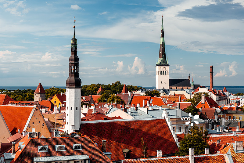 爱沙尼亚塔林老城区的城市风景，阳光明媚的夏日鸟瞰图图片素材