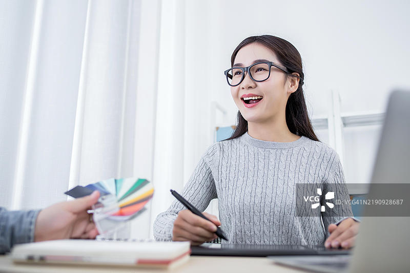 亚洲女性平面设计师正在进行项目工作图片素材