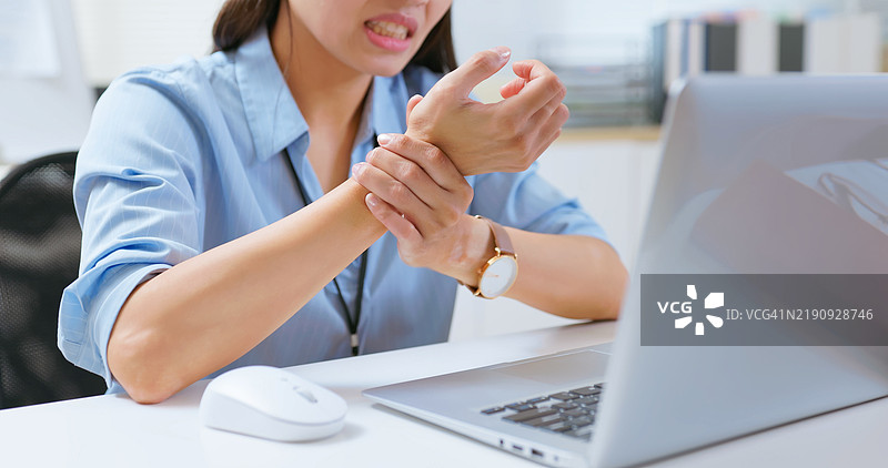 女商人手腕疼痛图片素材