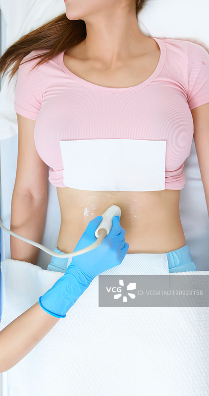 女性腹部超声检查图片素材