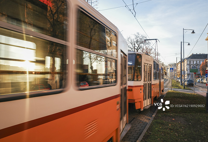 布达佩斯日出时的城市电车图片素材