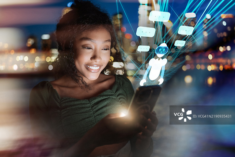 美丽的卷发有色女性与智能手机互动，手机屏幕透明，显示聊天机器人和文本云，象征着人工智能、先进技术和创新。图片素材