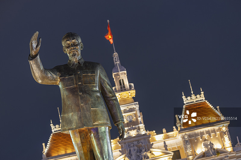 胡志明市夜晚的胡志明雕像，越南。图片素材