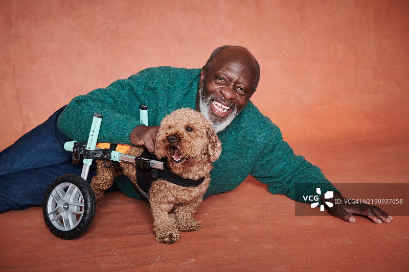 一位老年人与他的宠物狗的肖像图片素材