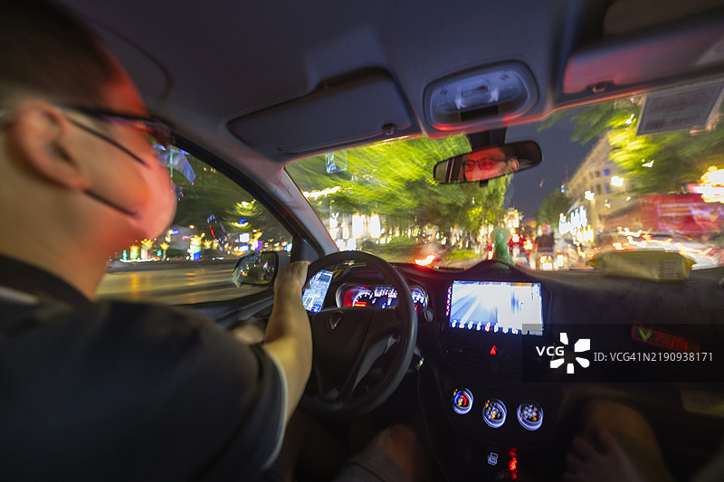 在越南胡志明市乘坐“Grab”出租车。图片素材