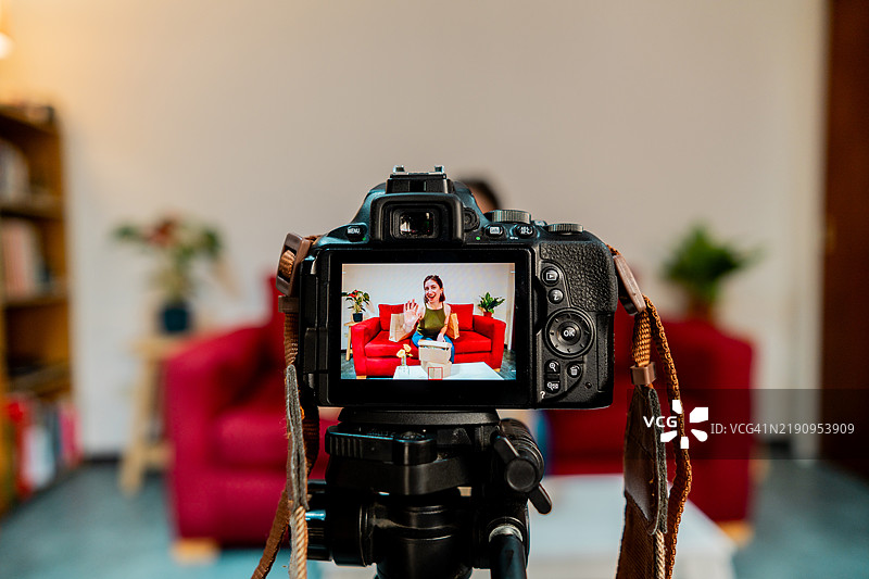 在家中直播的网红特写镜头摄像机图片素材