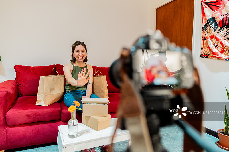 网红在直播中挥手致意图片素材