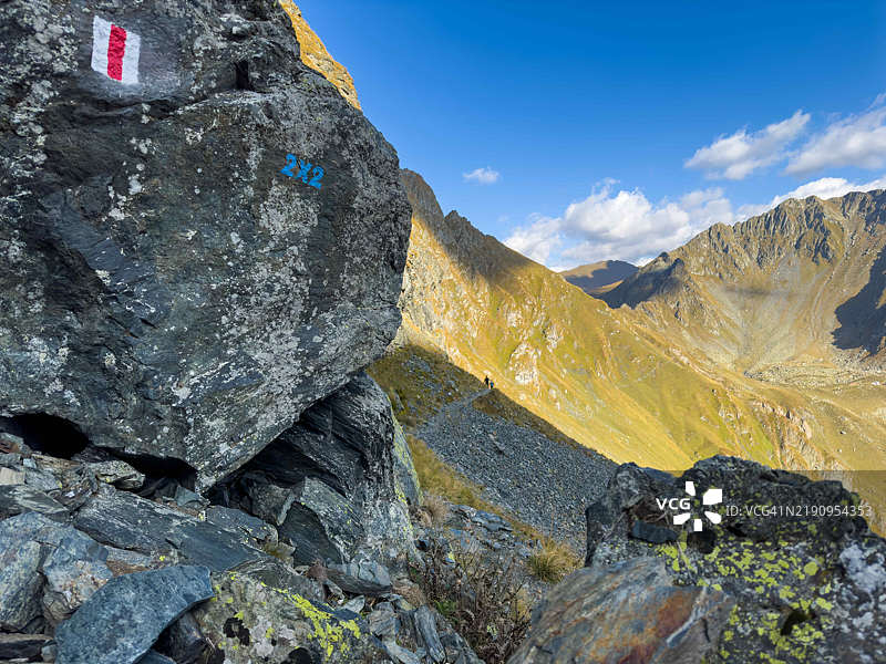 摩尔多维亚峰（2544米）与内戈伊乌峰（2535米）之间的2x2小径，令人叹为观止的法加拉什山脊图片素材