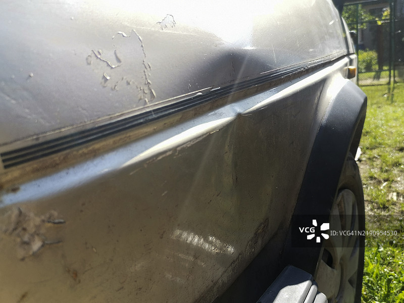 旧车上的皱缩生锈金色挡泥板图片素材