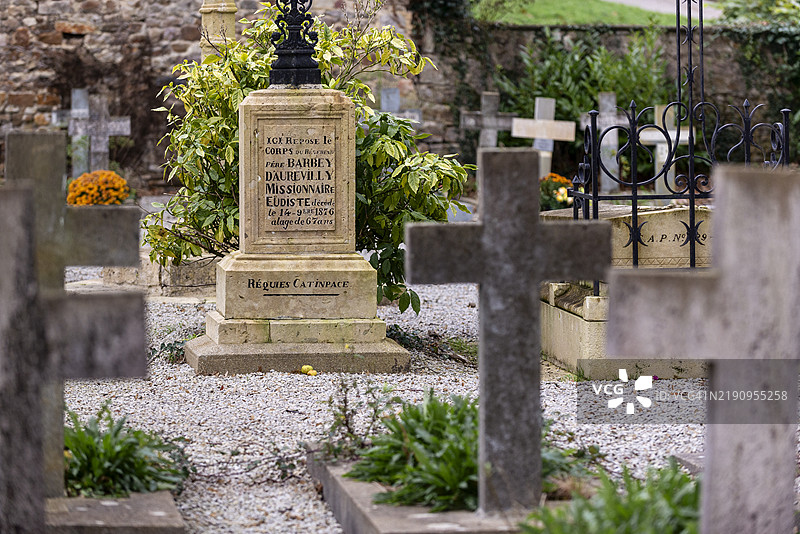 19世纪法国作家朱尔·巴尔比·达乌尔维利的墓葬，位于索夫尔-勒-维孔特图片素材