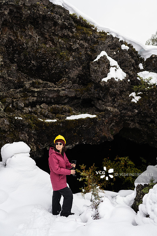 地质学家在雪覆盖的熔岩洞穴中探险：发现大自然的奇迹图片素材