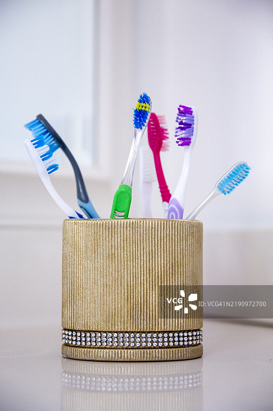家庭浴室中的牙刷架和牙刷图片素材