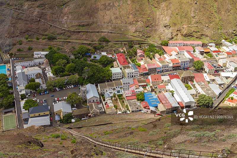 从南大西洋圣赫勒拿岛的雅各布梯子顶部俯瞰詹姆斯敦的景色图片素材