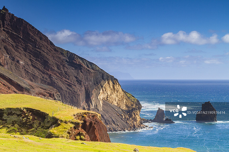 特里斯坦-达库尼亚岛的火山海岸线景观，这是地球上最偏远的有人居住地点，位于南大西洋。图片素材