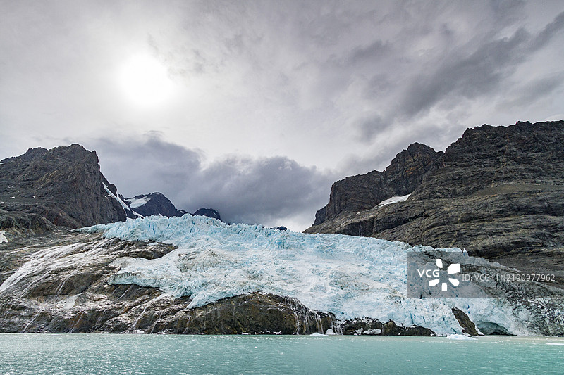 南乔治亚岛东南侧的德里加尔斯基峡湾的冰川和山脉景观，南大洋，极地地区图片素材