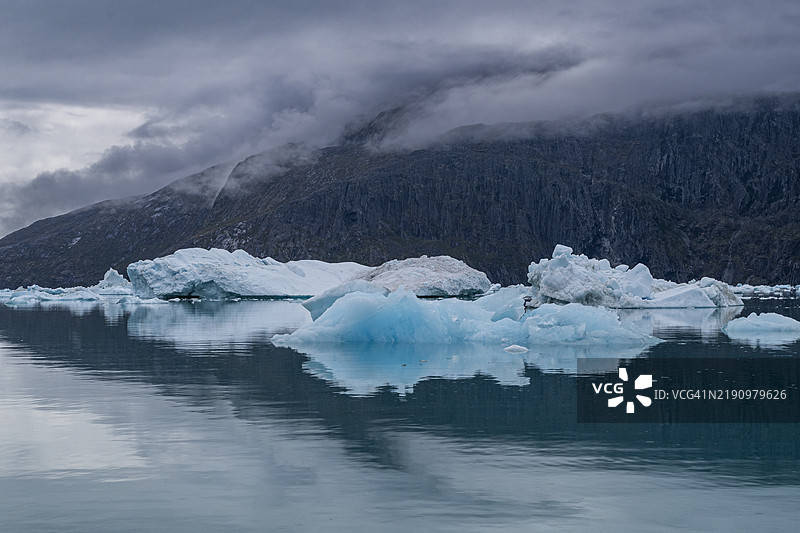 格林兰西部努克冰峡湾中的漂浮冰山，丹麦，极地地区图片素材