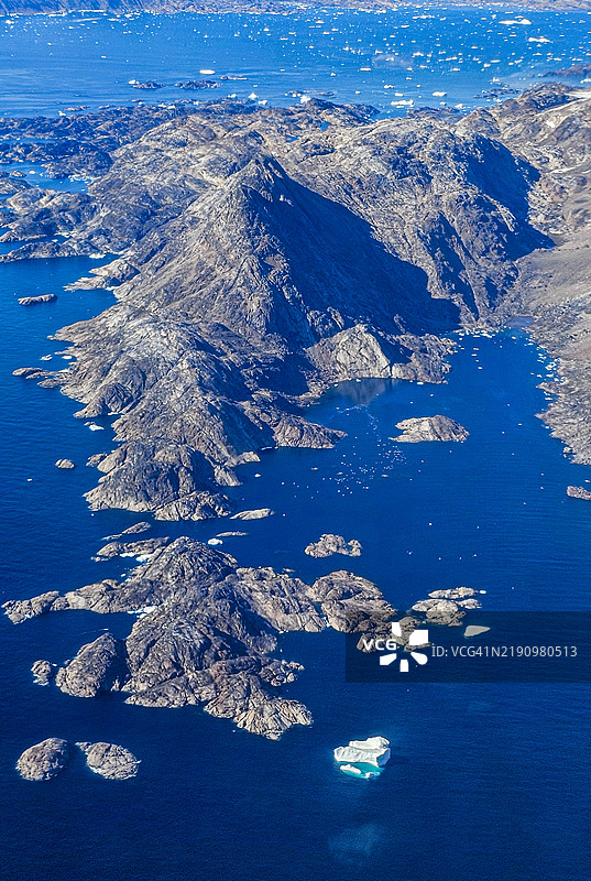 格林兰库鲁苏克周围的山区海岸线鸟瞰图，极地地区图片素材