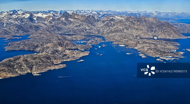格林兰库鲁苏克周围的山区海岸线鸟瞰图，极地地区图片素材