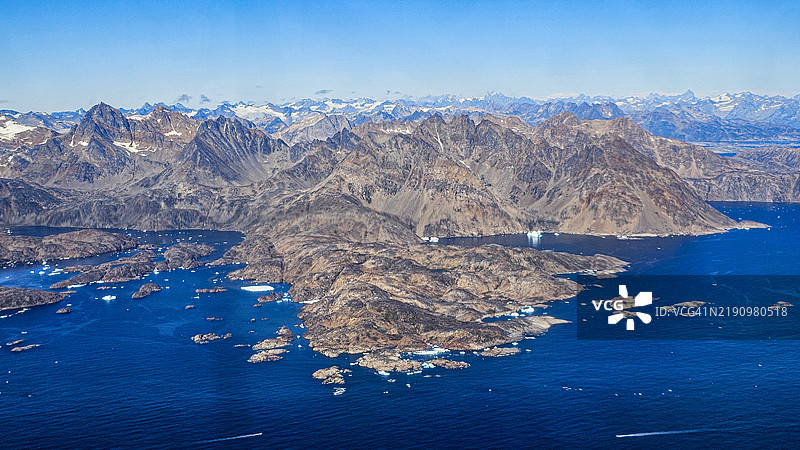 格林兰库鲁苏克周围的山区海岸线鸟瞰图，极地地区图片素材