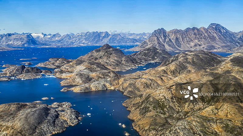格林兰库鲁苏克周围的山区海岸线鸟瞰图，极地地区图片素材