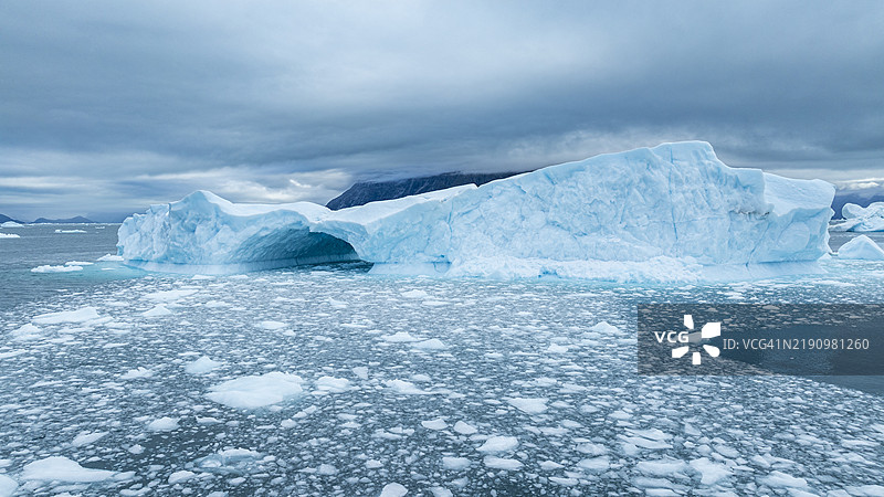 格林兰西部努克冰峡的冰拱顶航拍图，丹麦，极地地区图片素材